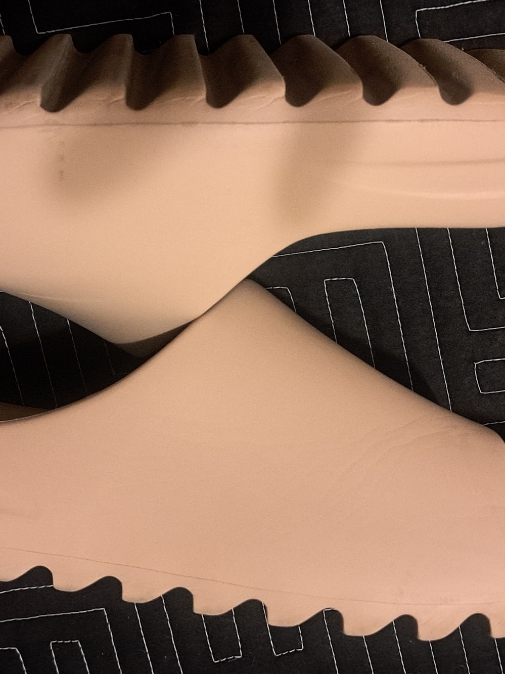 Yeezy Foam RNR - Carbon - Picture 7 of 8